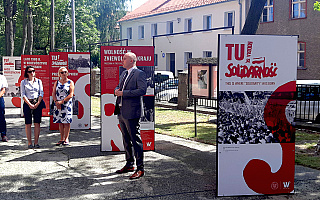 W Ostródzie otwarto wystawę pokazującą historię Solidarności. „To jest sierpień 1980 roku w pigułce”